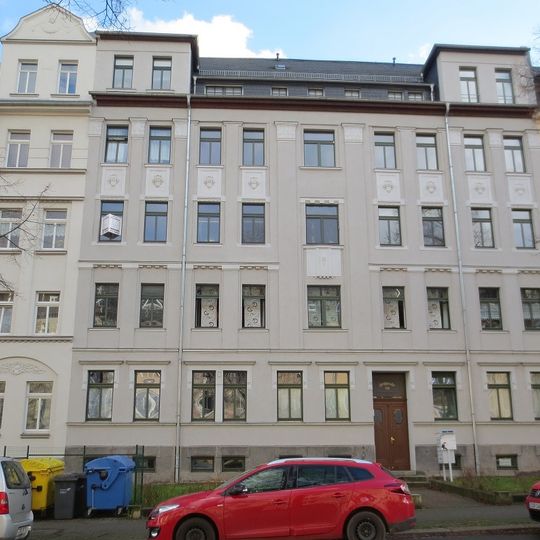 Mietshaus in geschlossener Bebauung mit Vorgarten Zeißstraße 36