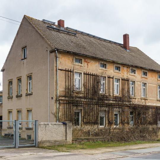 Wohnhaus und Einfriedung des Vorgartens eines Bauernhofes Lindenstraße 19