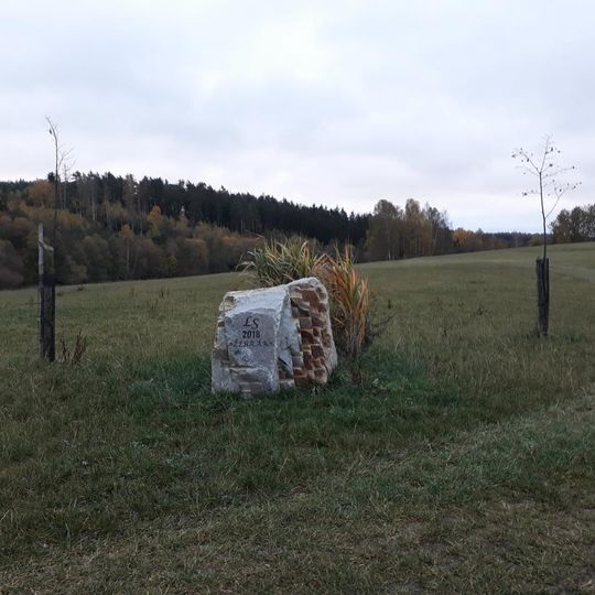 Památný kámen s datem výstavby rybníka Žebrák u Hvožďan