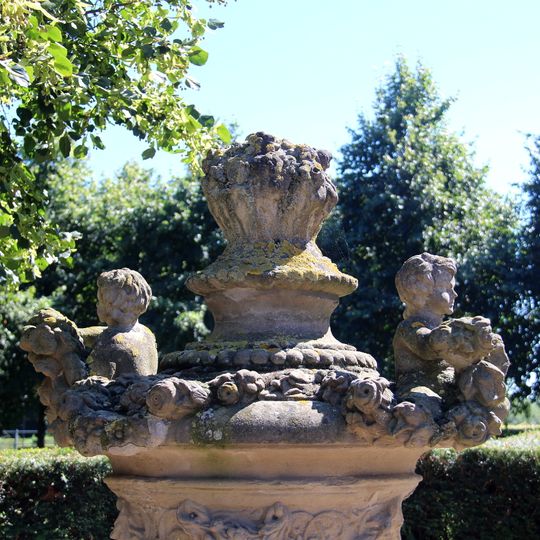 Heemstede: twee monumentale natuurstenen lodewijk XIV tuinvazen