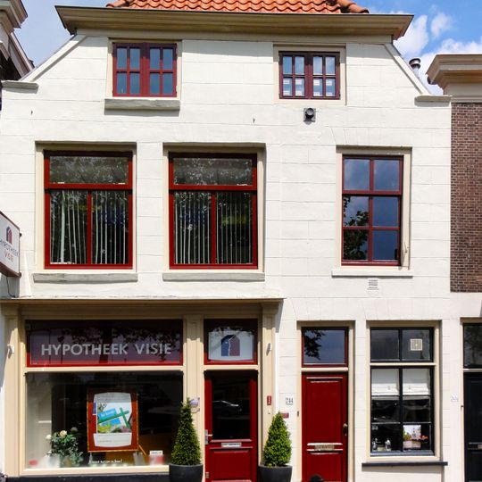 Huis of ouder, achter gepleisterde en gewijzigde topgevel onder lijst