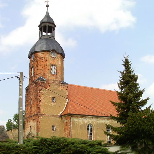 Kirche mit Ausstattung, Kirchhof und Einfriedung Im Dorf 3