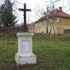 Kříž v Úholičkách nad návsí