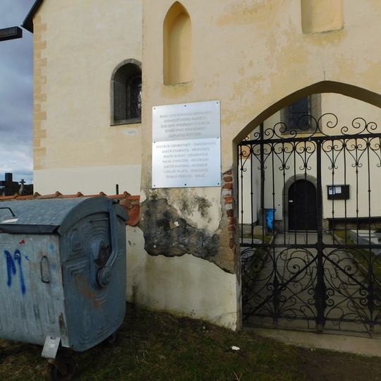 Pamětní deska zabitých účastníků selského povstání na hřbitovní bráně na Chvojenu