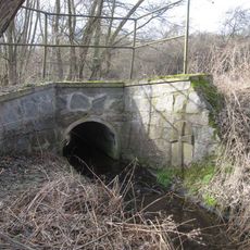 Křížový kámen východně od Hodovíze ve zdi