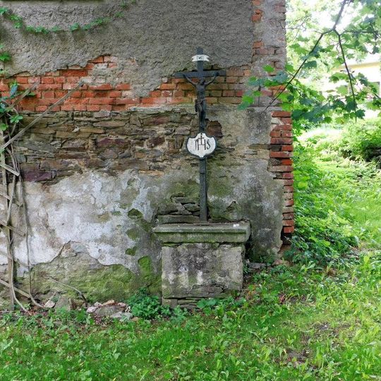 Kříž u stodoly usedlosti čp. 11 v Semtěši