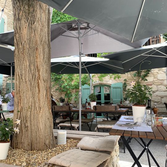Le Petit Cafe