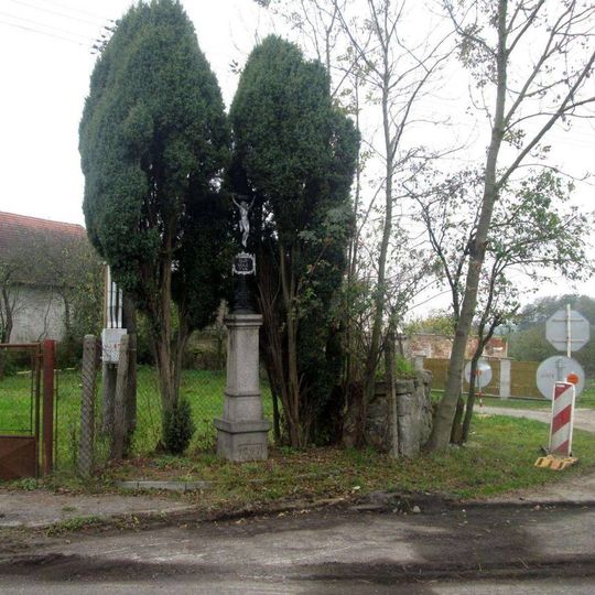 Kříž ve Tchořovicích u železničního přejezdu