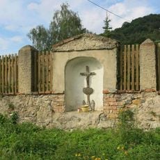 Kříž u studánky na návsi v Režném Újezdě