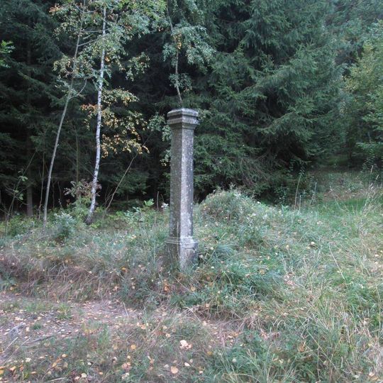 Kříž u lesa nad Mičovicemi