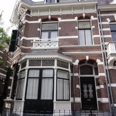 Halfvrijstaande herenhuis met hekwerken