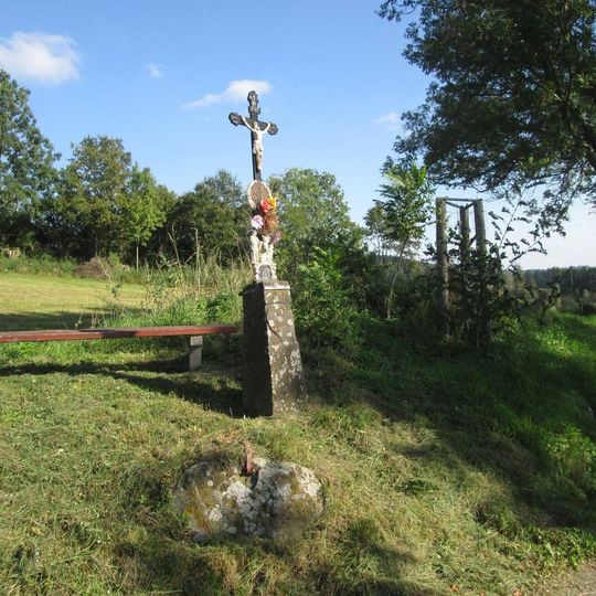 Kříž na rozcestí jižně od Květuše
