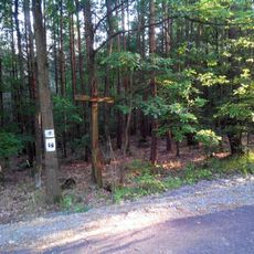 Kříž v lese mezi Pičínem a Hlubošem