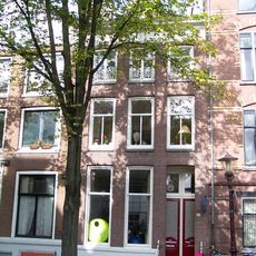 Huis met gevel onder rechte lijst