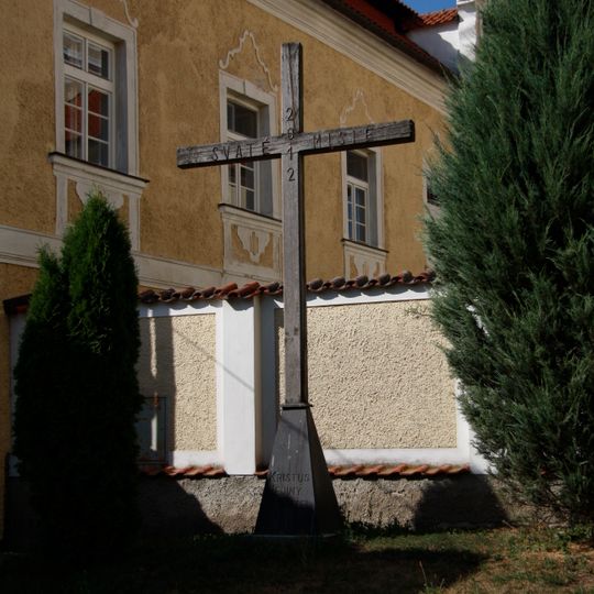 Dřevěný kříž u kostela sv. Petra a Pavla ve Velkém Újezdě