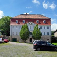 Sachgesamtheit Rittergut Hohenfichte mit folgenden Einzeldenkmalen: westliches Herrenhaus (Nr. 11), südliche Scheune, nördliches (Nr. 13), östliches Seitengebäude und Fasanerie westlich des Herrenhauses (siehe auch Einzeldenkmalliste - Obj. 09301