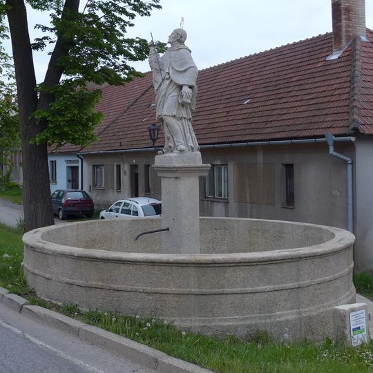 Kašna se sochou svatého Jana Nepomuckého