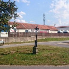 Kříž západně od Košic na křižovatce