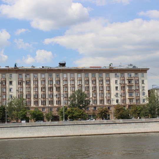 Фрунзенская набережная 12 / Комсомольский проспект 5/2