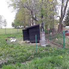 Kříž v Hrutově v zahradě