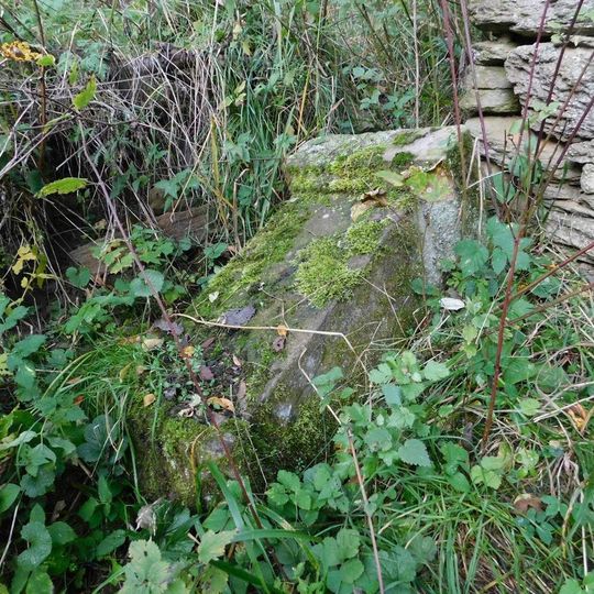 Kříž nad bývalým domem čp. 4 ve Skokách