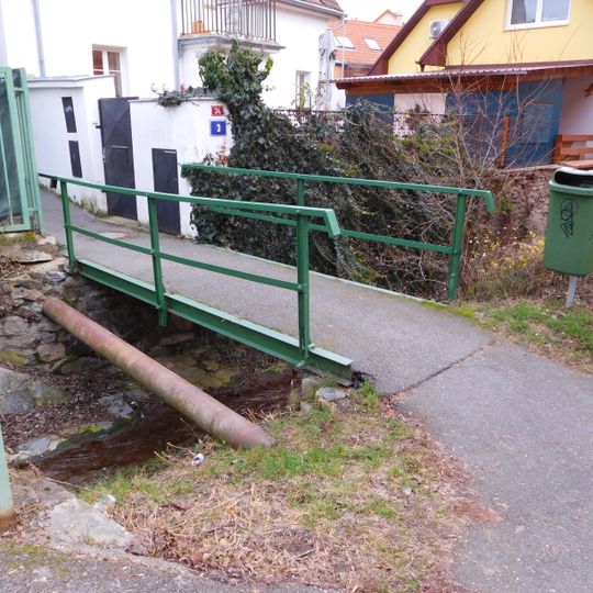 Footbridge over Vrutice between Starochuchelská and Kazínská