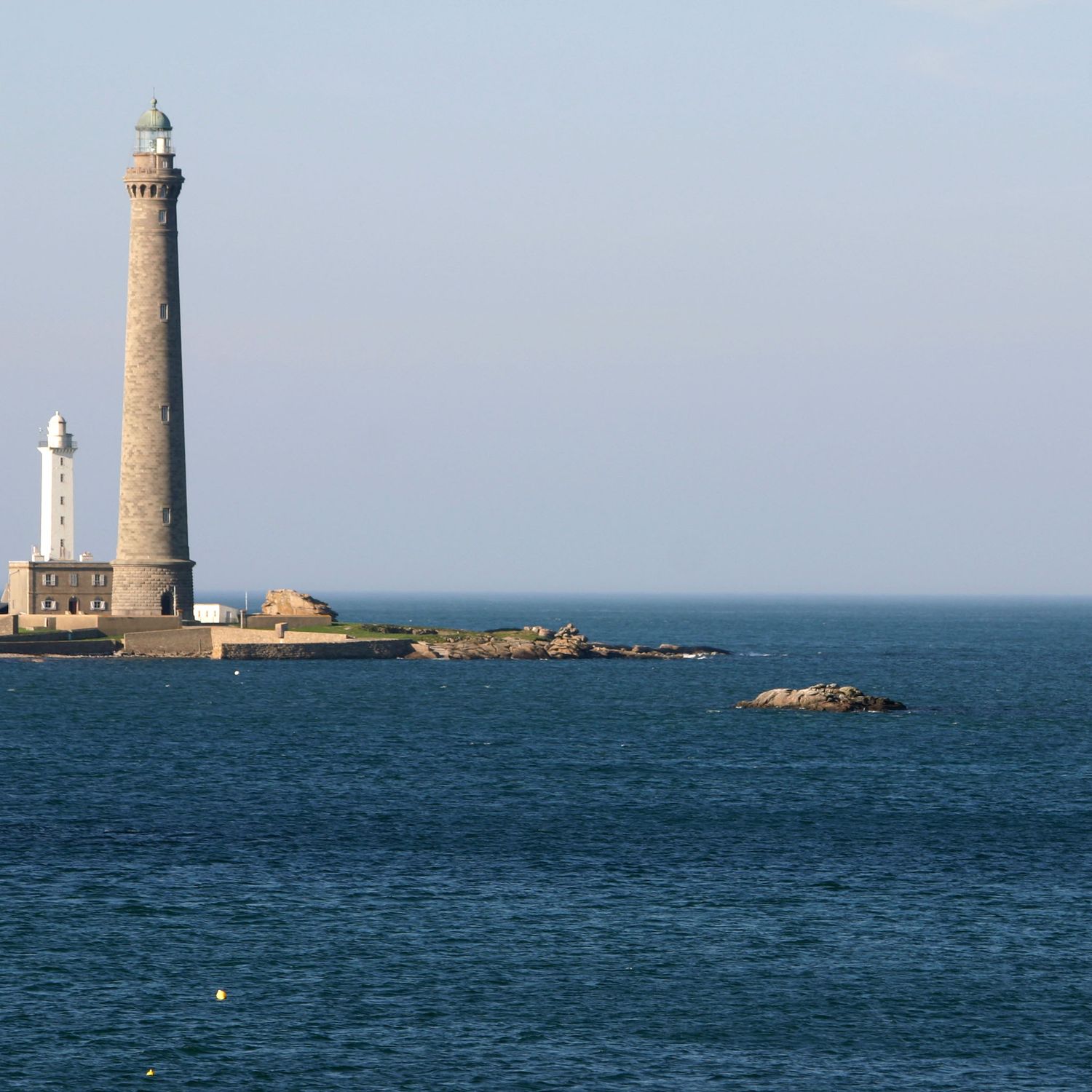 faro-de-isla-virgen-faro-de-navegaci-n-mar-tima-en-plouguerneau-francia