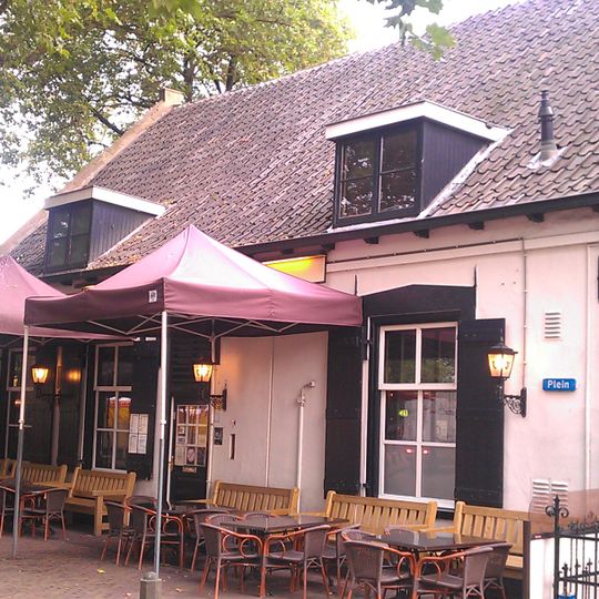 Pand met topgevel, gepleisterd