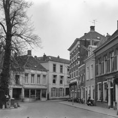 Huis met schilddak en gepleisterde lijstgevel, kroonlijst op klossen