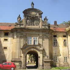 Sochy nad branou do kláštera v Doksanech