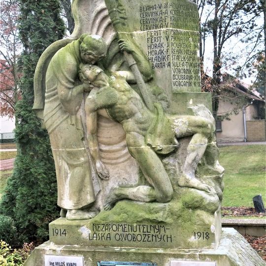 Pomník padlým na návsi ve Strakách