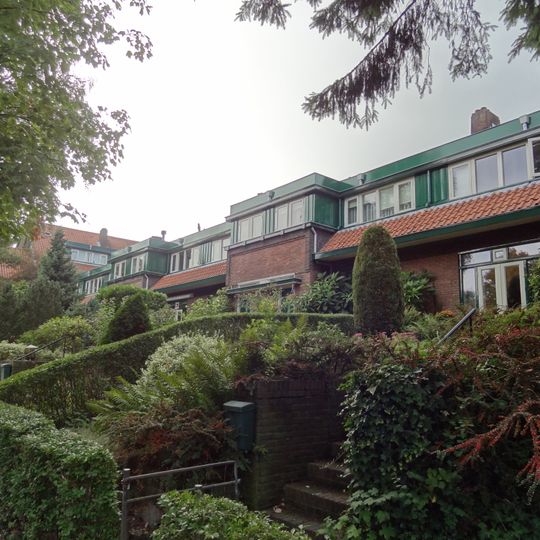 Rijtje van zes middenstandswoningen