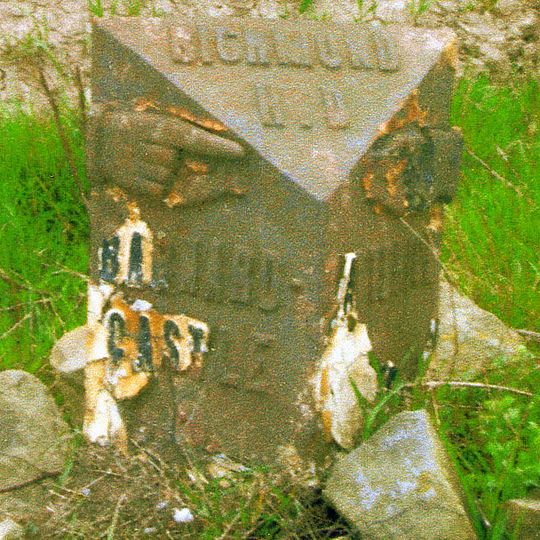 Milestone, NW of lane to Hartforth