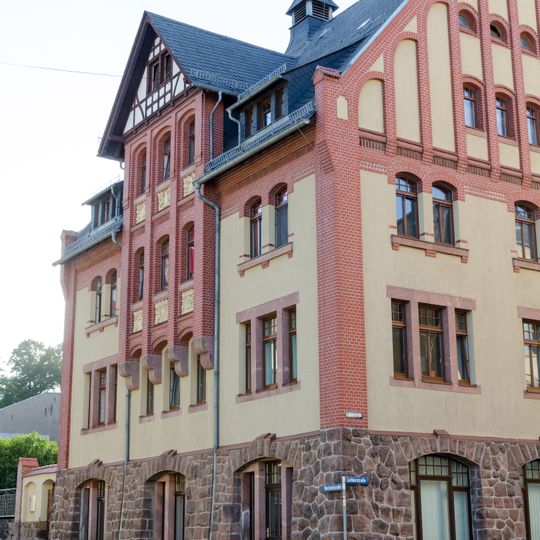 Verwaltungs- und Funktionsgebäude und nördliches Nebengebäude eines Gaswerkes in Ecklage sowie Einfriedung Weitzelstraße 2