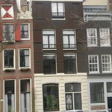 Bovenste verdieping onder rechte lijst