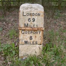 Milestone, Castle Farm at SU57601056