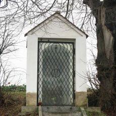 Kaplička Panny Marie u polní cesty jižně od Strupčic