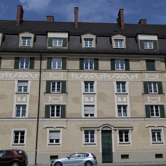 Teil eines barockisierenden Mietshausblocks