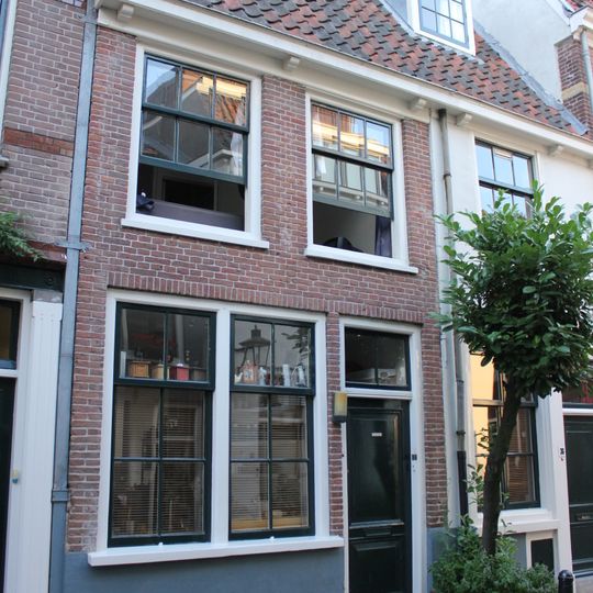 In twee woningen opgesplitst pand, met verdieping onder dwarsgeplaatst pannen zadeldak