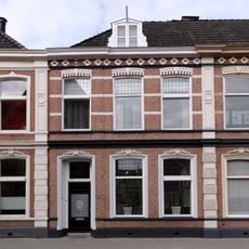 Herenhuis in eclectische stijl (vormt een geheel met nr. 22)