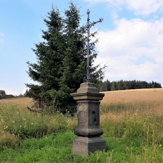 Kříž u silnice z Dlouhé Louky na Moldavu