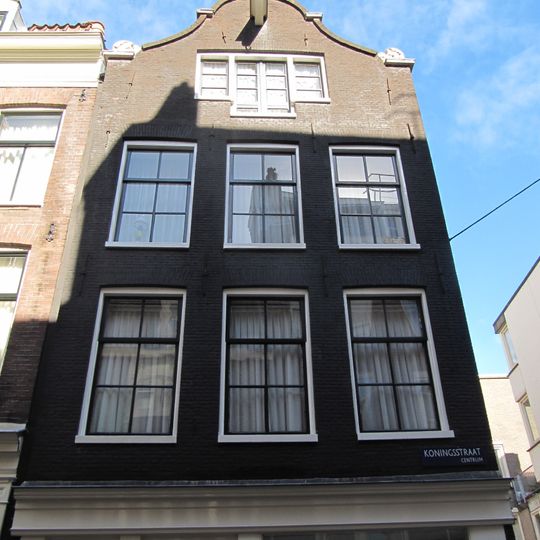 Pand met 18e-eeuwse gevel onder 19e-eeuwse klokvormige top met rollagen