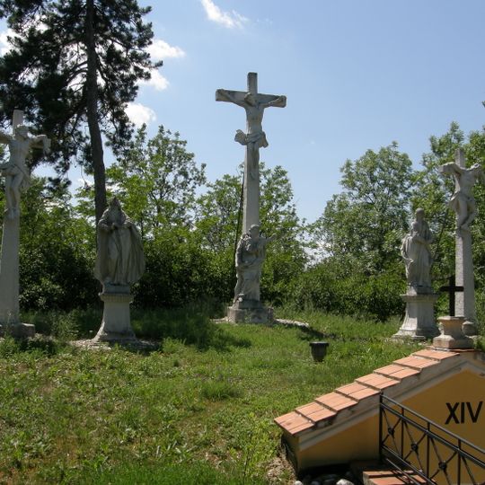 Kalvarienberg/mittelalterlicher Hausberg mit Kreuzigungsgruppe