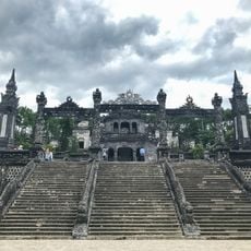 Khai Dinhs grav