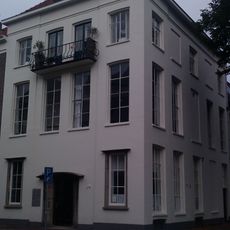 Pand onder schilddak en met lijstgevel