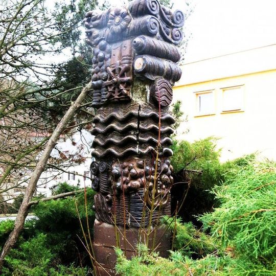 Keramická plastika u domu Teplická 186 v Bynově