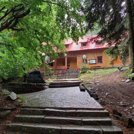 Momina skala hut