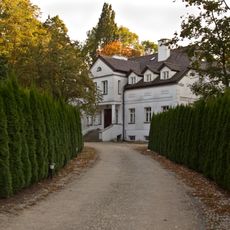 Dwór, Parkowa 1 w Karniewie