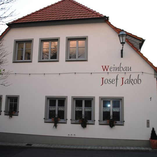 Erdgeschossiges Halbwalmdachhaus