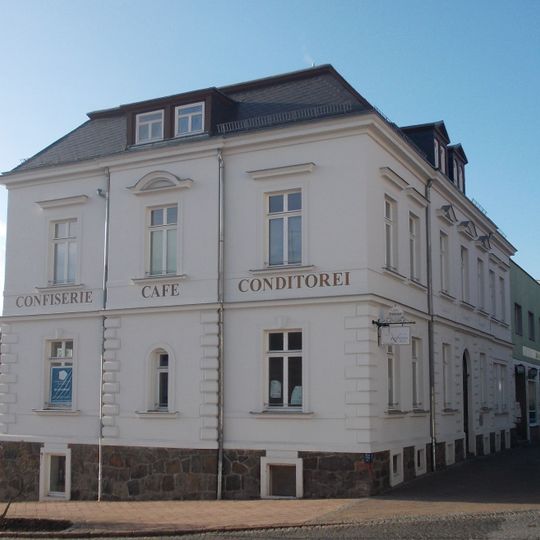 Wohnhaus in halboffener Bebauung und in Ecklage, mit seitlicher Pforte Leipziger Straße 1